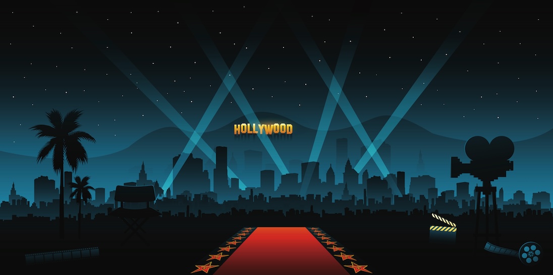 Hollywood in de avond, met spotlights naar de hemel en op de achtergrond in gouden letters Hollywood