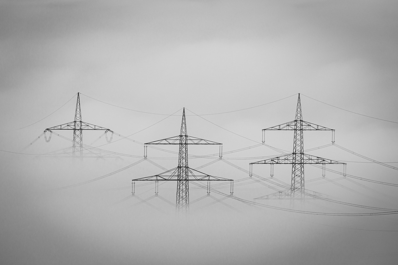 Hoogspanningsmasten in de mist