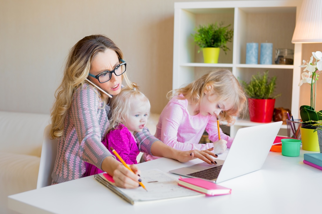 Moeder met twee kinderen en laptop