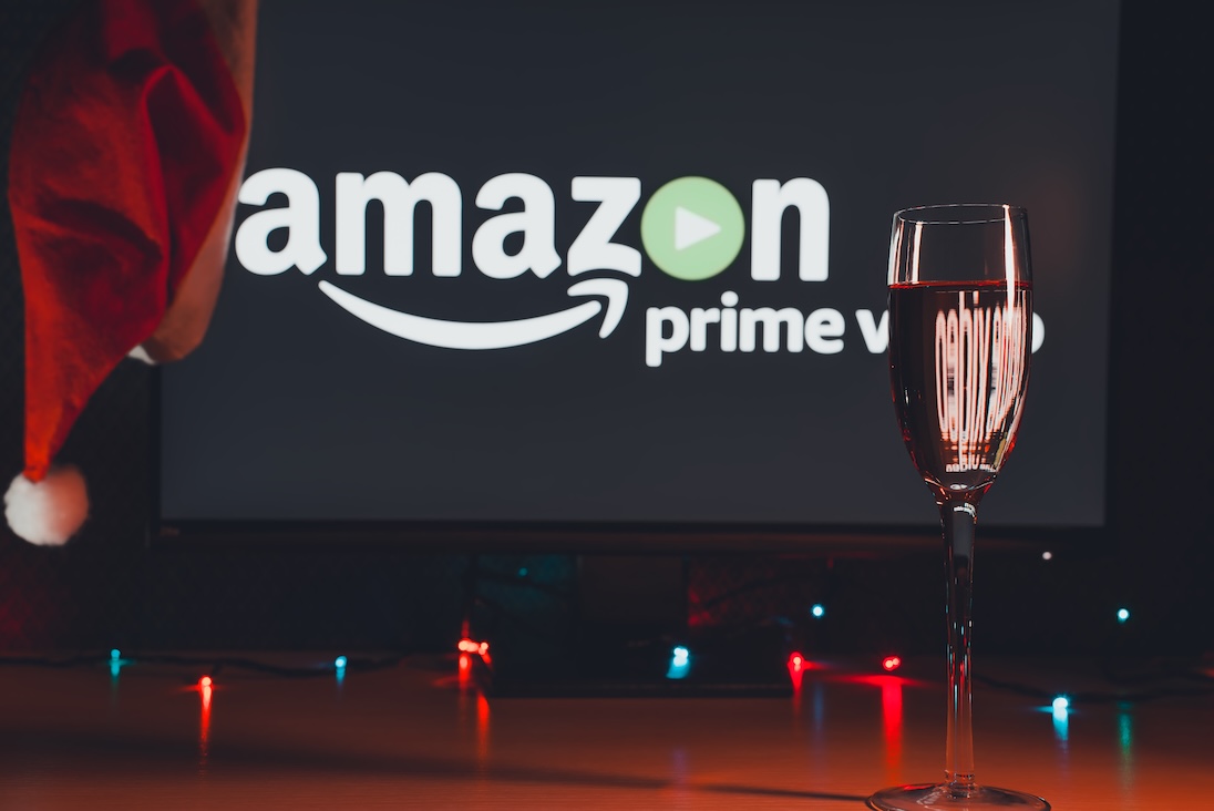 TV scherm met daarop AMAZON PRIME VIDEO. Verder nog muts van de Kerstman en een glas champagne