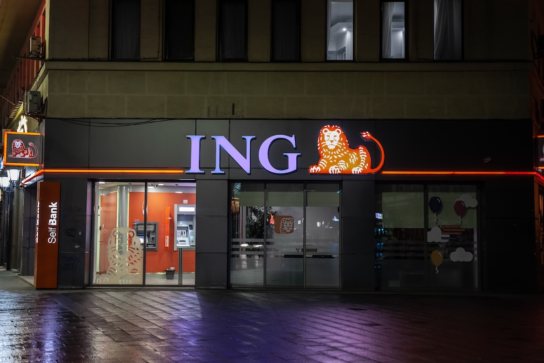 Avond foto van een ING filiaal in een winkelstraat