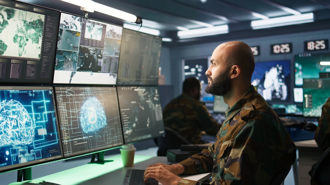 militair met AI-schermen