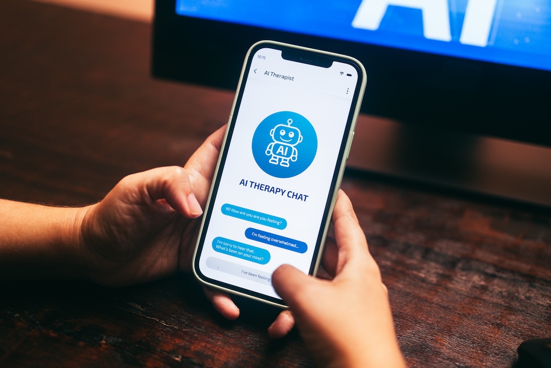 Twee handen houden een smartphone vast waarop het scherm staat: AI THERAPY CHAT