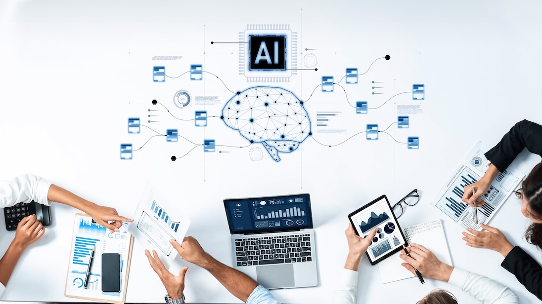 Een divers team van professionals werkt samen aan een kunstmatig intelligentieproject,